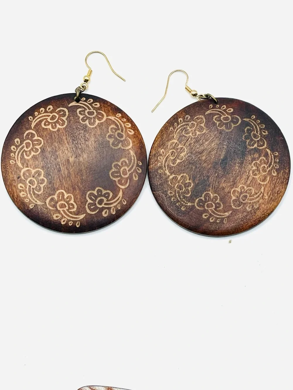 Vtg Boho Round Dark Brown Engraved Wooden Drop Dangle Earrings Floral Wreath
